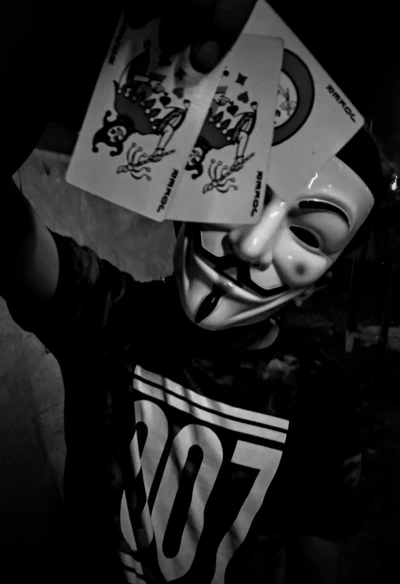 Hacker anonyme avec des cartes Joker