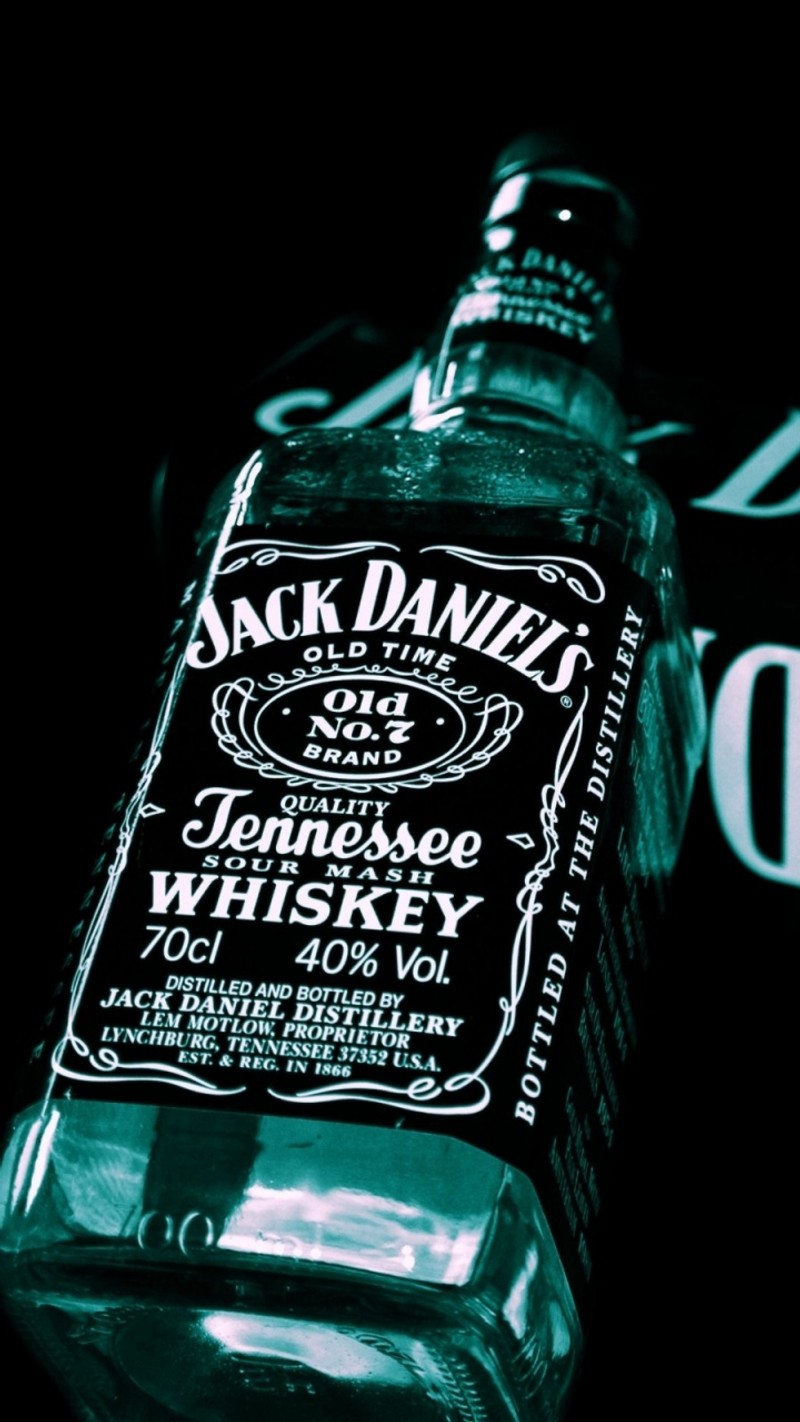 На столе стоит бутылка виски jack daniels (джек даниэльс, jack daniels, теннесси, tennessee)