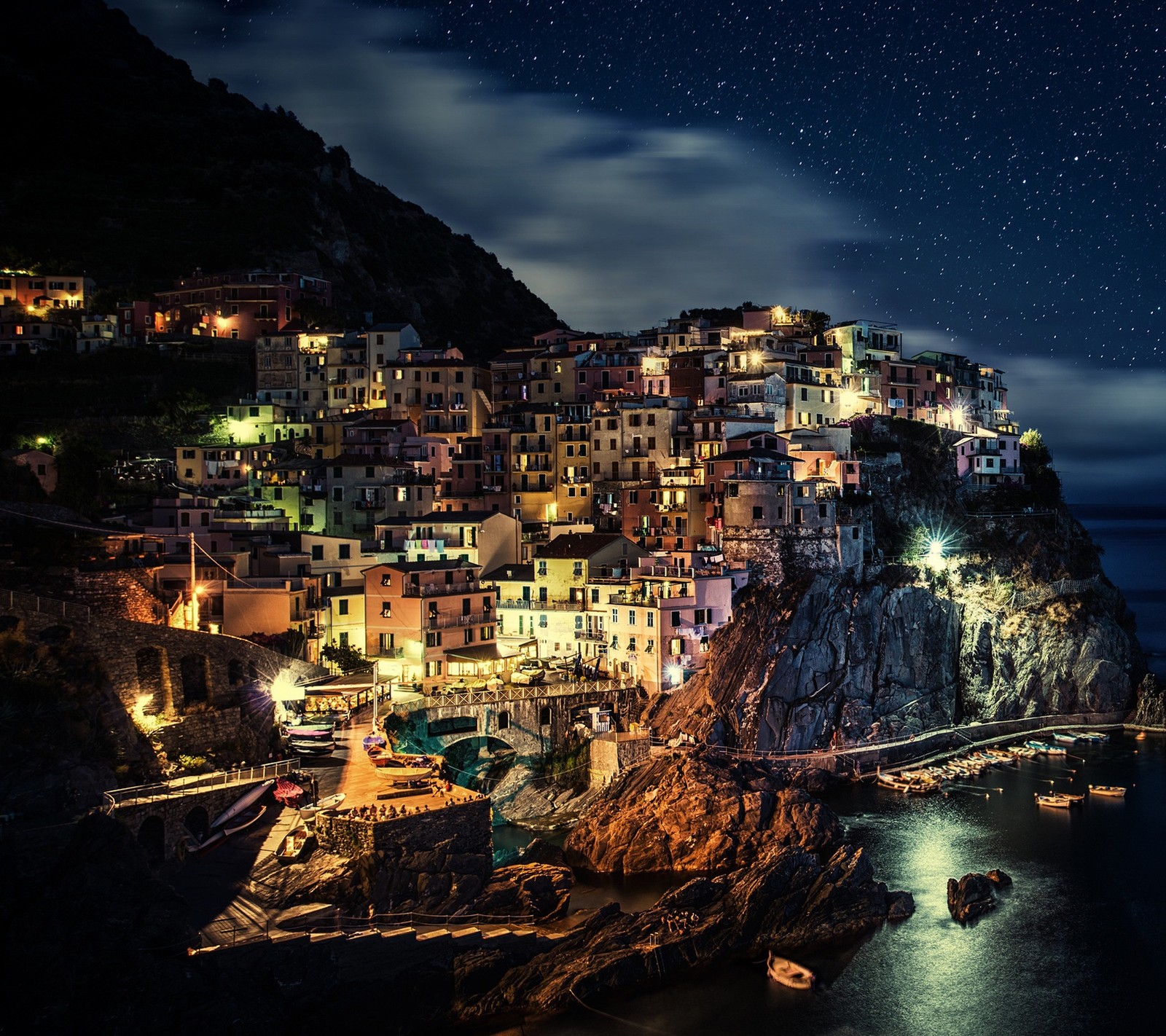 Vista noturna de uma cidade em um penhasco com vista para o oceano (europa, itália, montanha, noite, oceano)