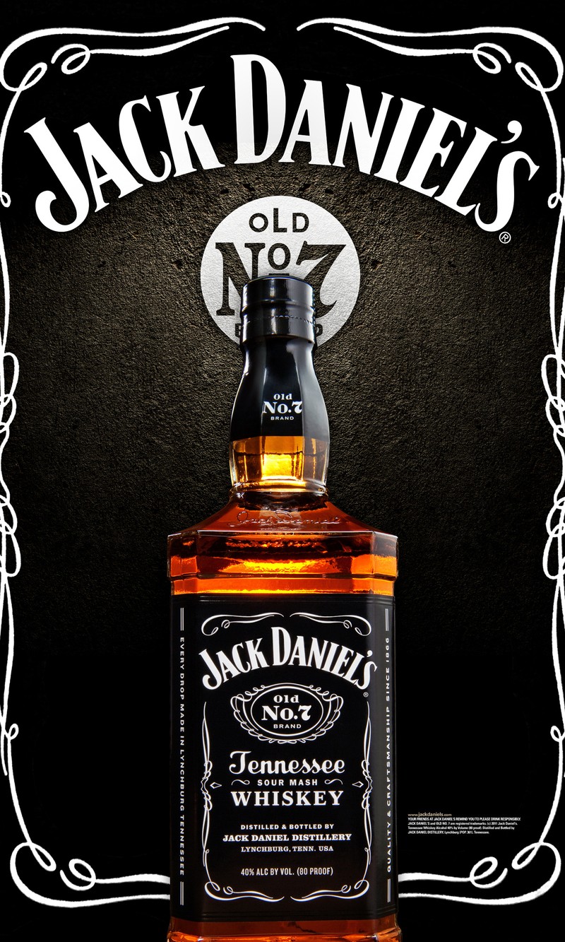 Крупный план бутылки виски jack daniels на черном фоне (искусство, чёрный, тёмный, напиток, знаковый)