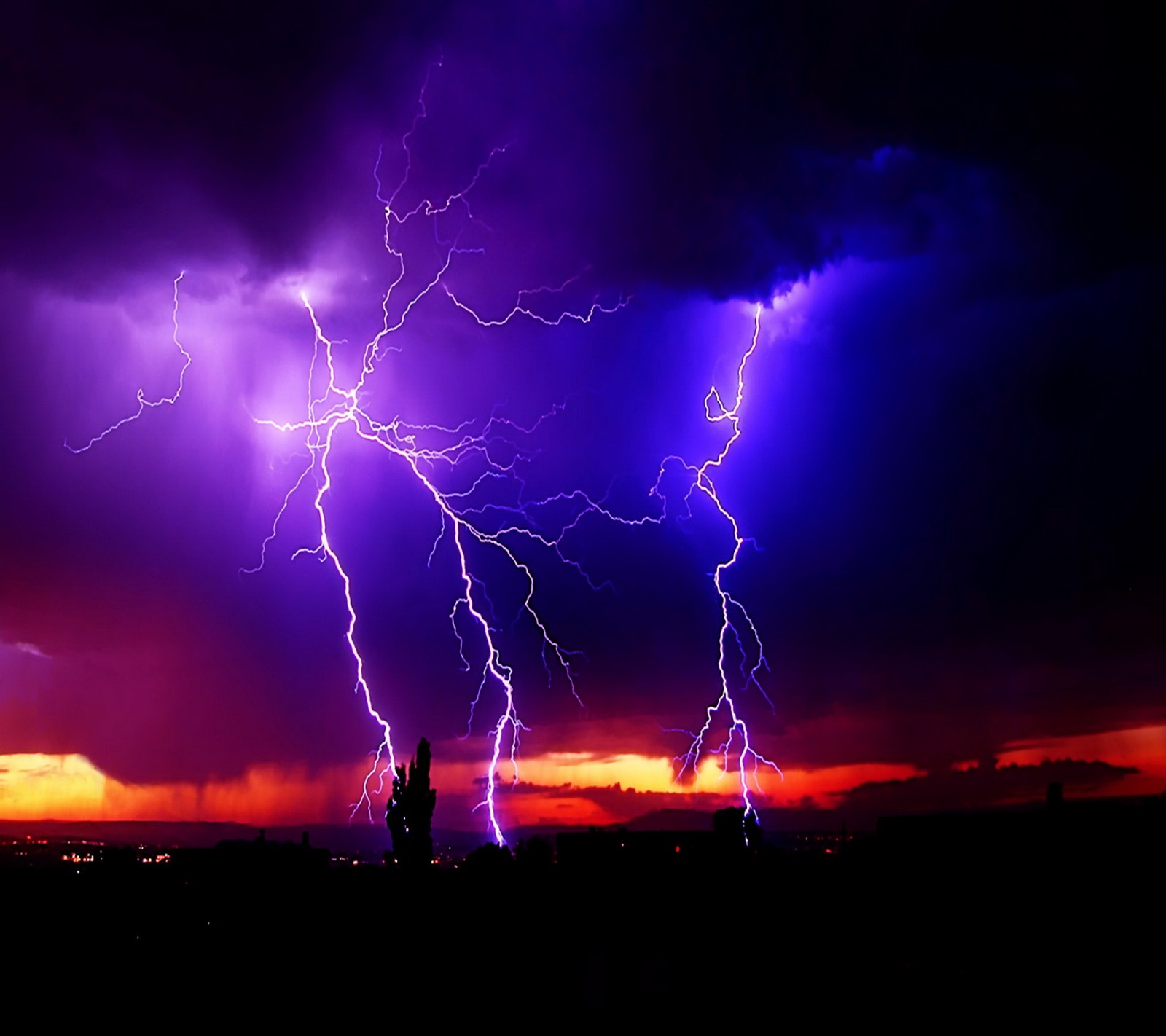 Destellos púrpuras y naranjas sobre una ciudad de noche (lightning magic, púrpura)