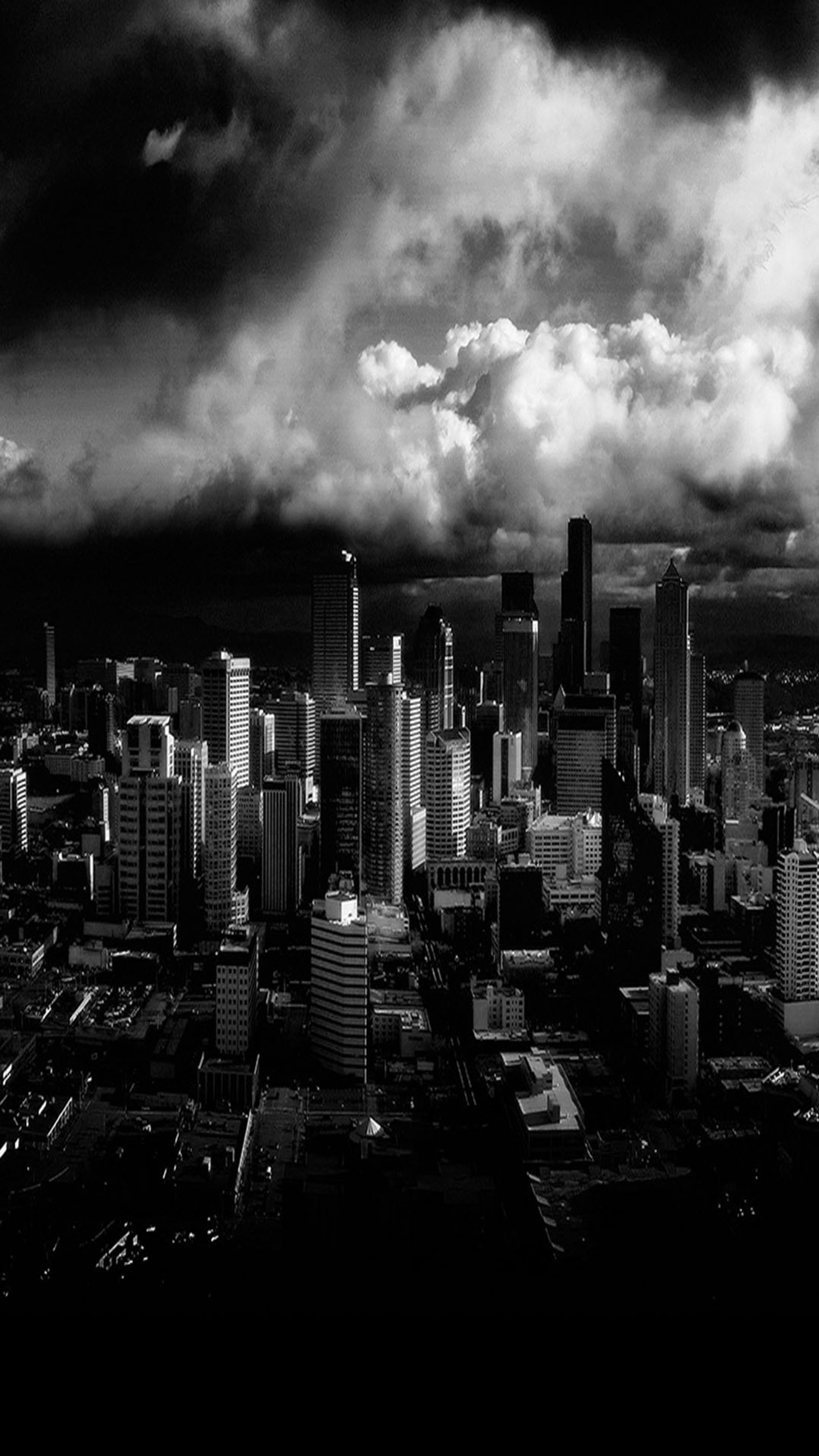 Vue aérienne d'une ville avec un ciel nuageux et quelques bâtiments (ville, sombre)