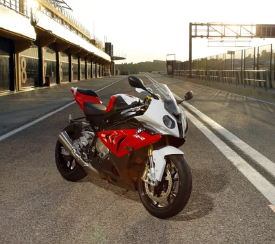 Sleek BMW Superbike en rouge et blanc audacieux sur une piste vide