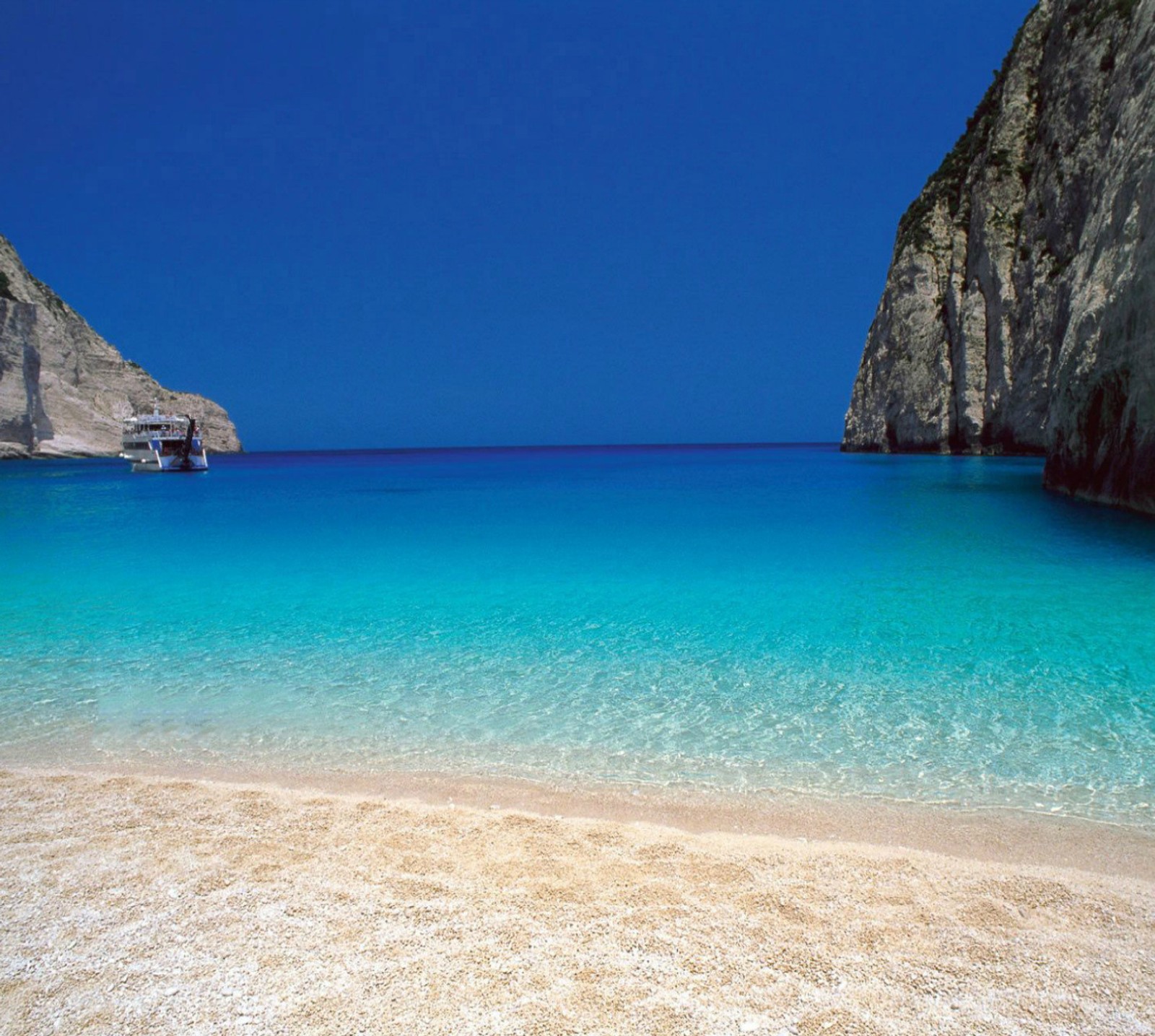 Hay un bote que está en el agua cerca de la orilla (hermosa playa, naturaleza)