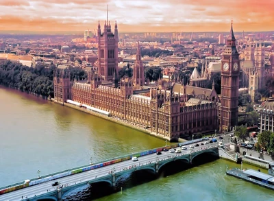 Uma impressionante vista aérea do Parlamento e do Big Ben, com vista para o rio Tâmisa e a paisagem urbana.