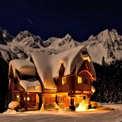 Chalet en rondins confortable illuminé par la lumière de la lune au milieu des sommets enneigés