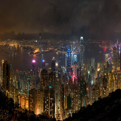 Paisaje nocturno vibrante del horizonte urbano de Hong Kong