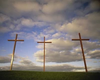 Tres cruces contra un fondo de cielo nublado en Rochester, Minnesota.