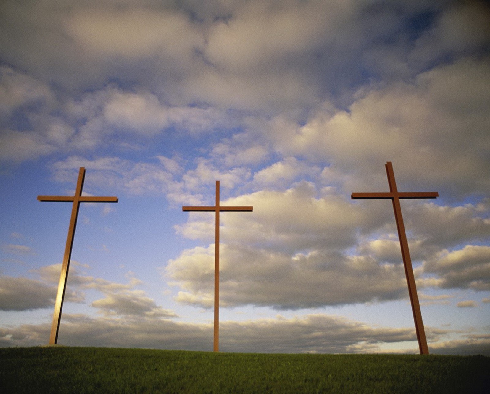 Três cruzes em uma colina com um céu nublado ao fundo (cruz, minnesota, rochester)