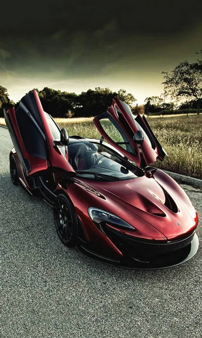 McLaren P1 rojo con puertas de mariposa abiertas en una carretera escénica.