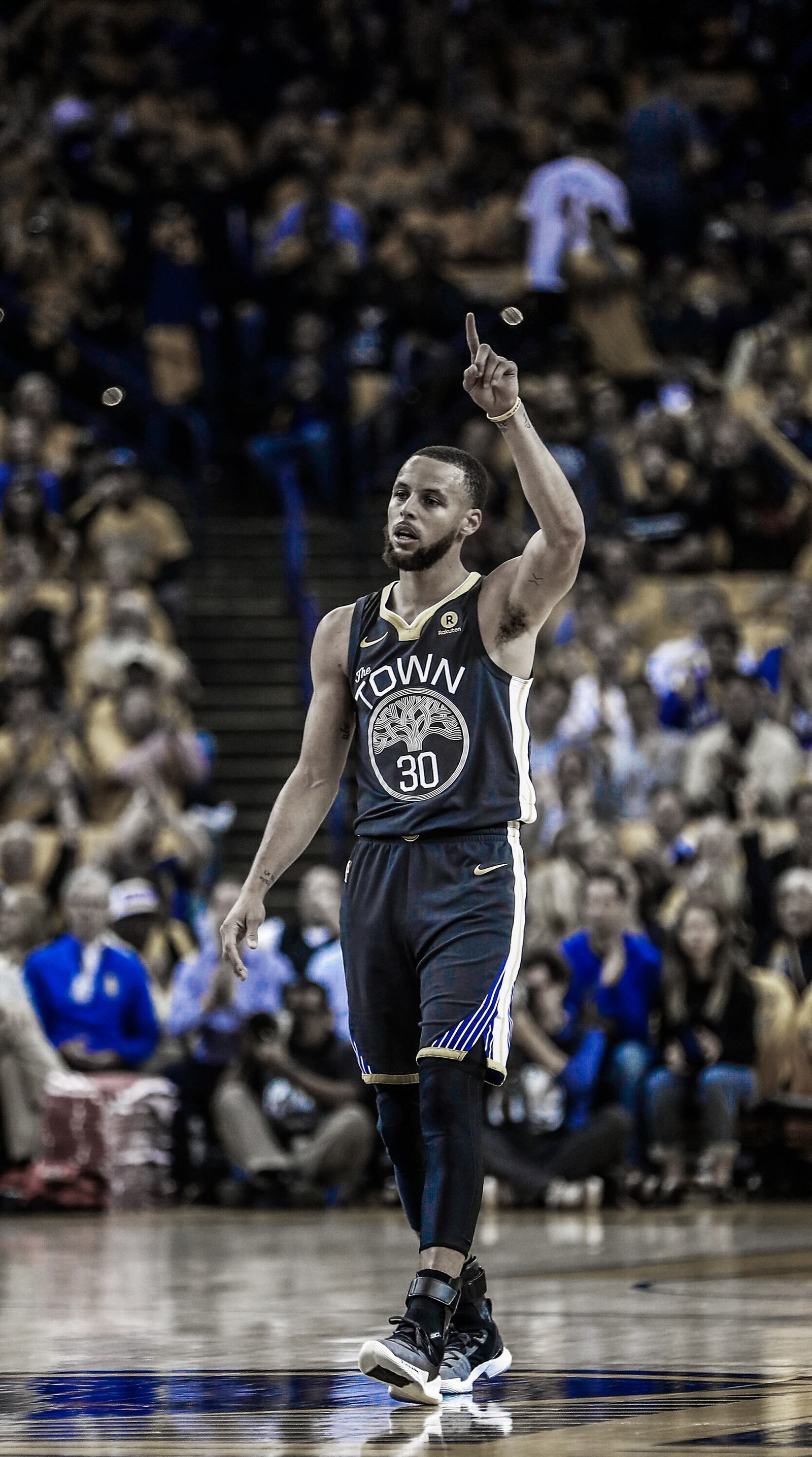 Jugador de baloncesto araphed en uniforme negro con el puño levantado (curry, dorado, estado, esteban, guerreros)