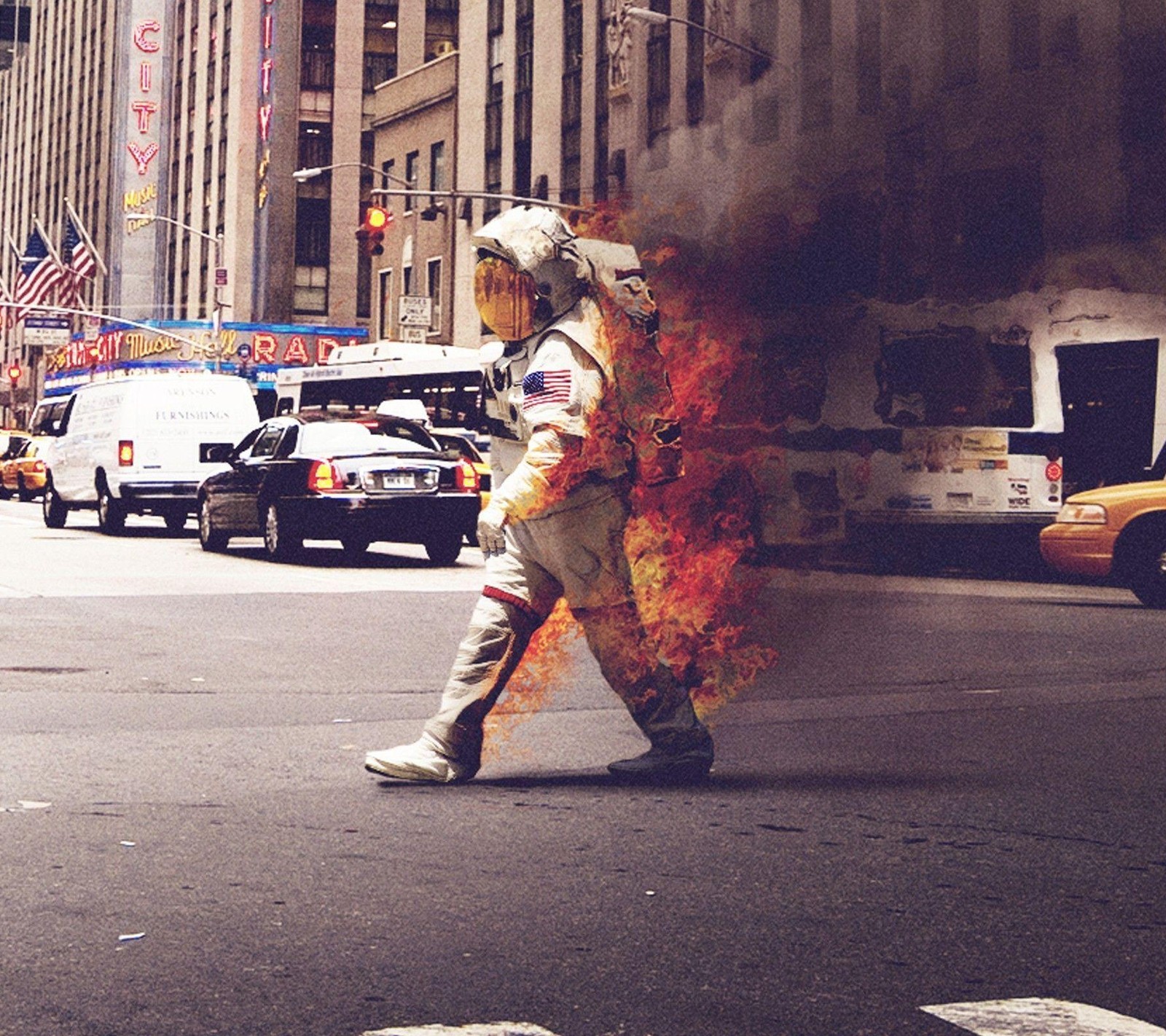 Ein mann in einem feuerwehranzug geht die straße entlang (astronaut, feuer, hipster, usa)