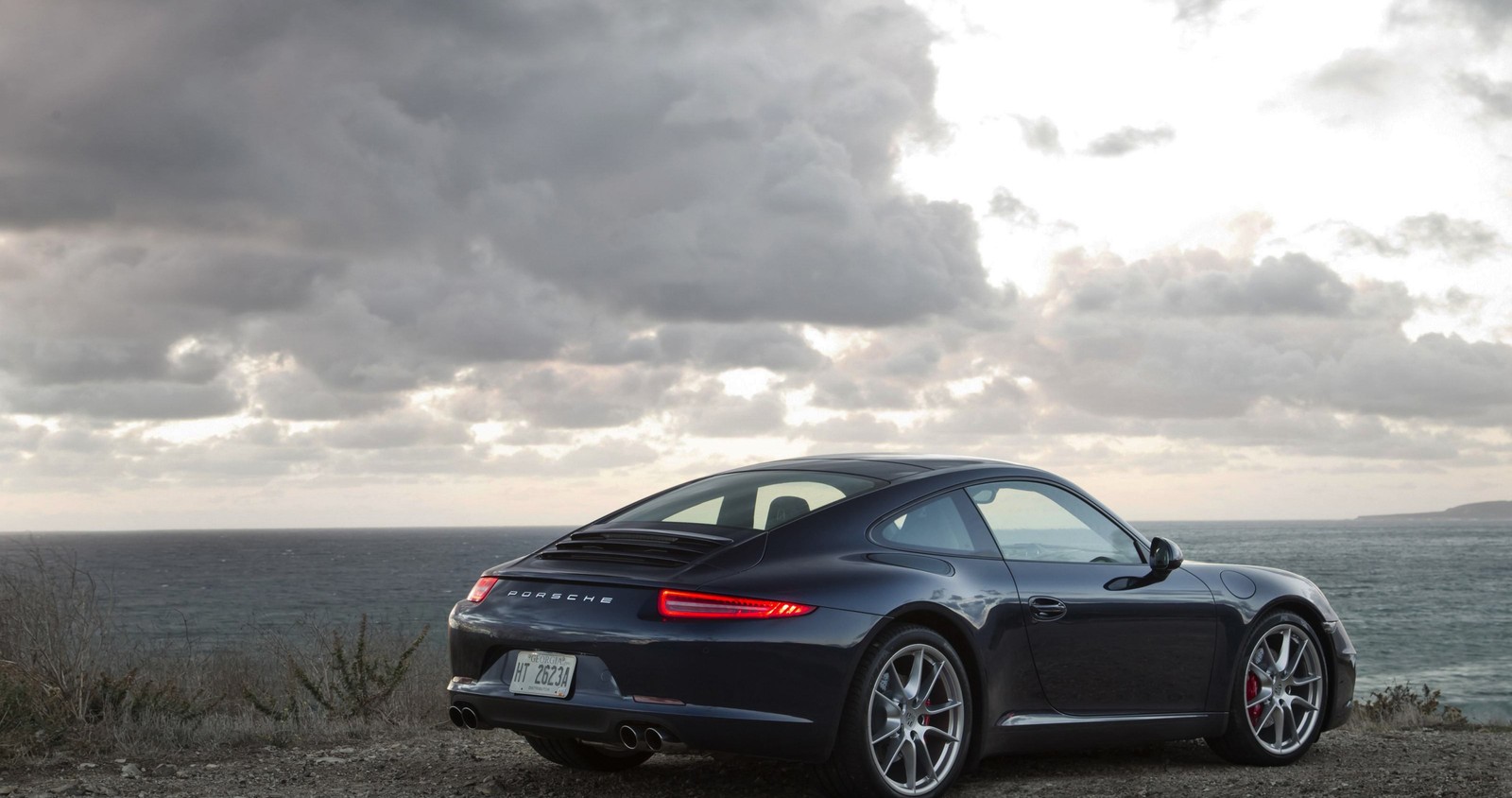 Vista árabe de un porsche 911 estacionado en una colina con vista al océano (porsche, coche deportivo, coche, porsche 911 997, porsche carrera)