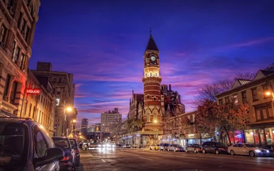 Charmante place de la ville avec une horloge historique au crépuscule