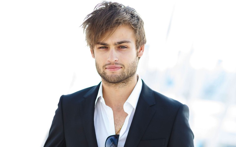 Мужчина в костюме и галстуке стоит перед городом (дуглас бут, douglas booth, актёр, знаменитость, подбородок)