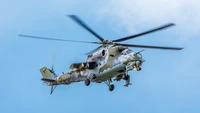 Hélicoptère militaire en vol avec rotors en rotation