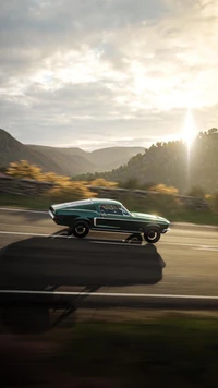 Corrida de carros vintage através de uma paisagem cênica ao pôr do sol