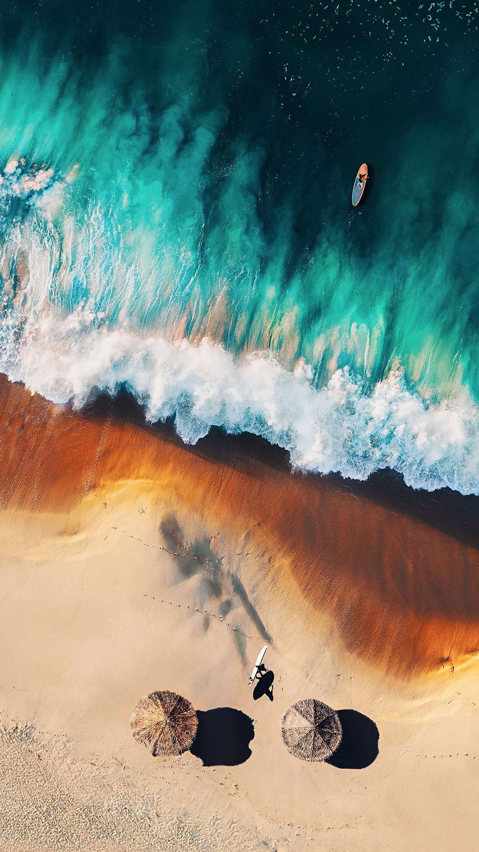 Luftaufnahme eines strandes mit sonnenschirmen und einem surfbrett (nationaldenkmal, gefärbt, atmosphäre, natur, welt)