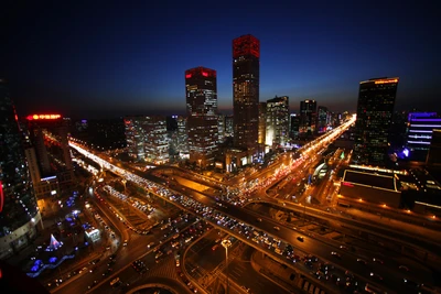 Skyline nocturne vibrante d'une métropole animée avec des gratte-ciel illuminés et des rues animées.