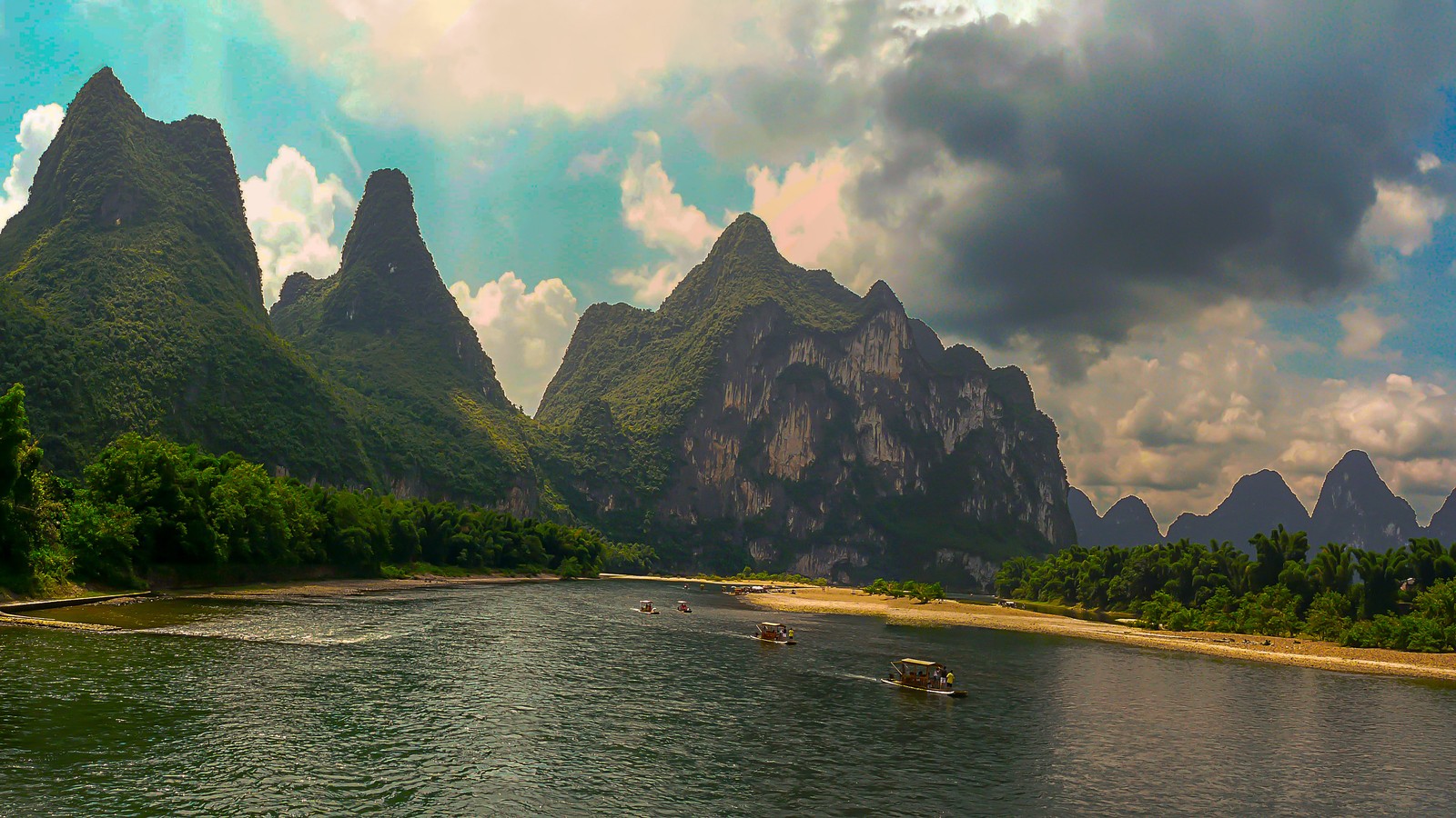 Há muitos barcos flutuando na água (natureza, montanha, formas montanhosas, terras altas, flúmen)