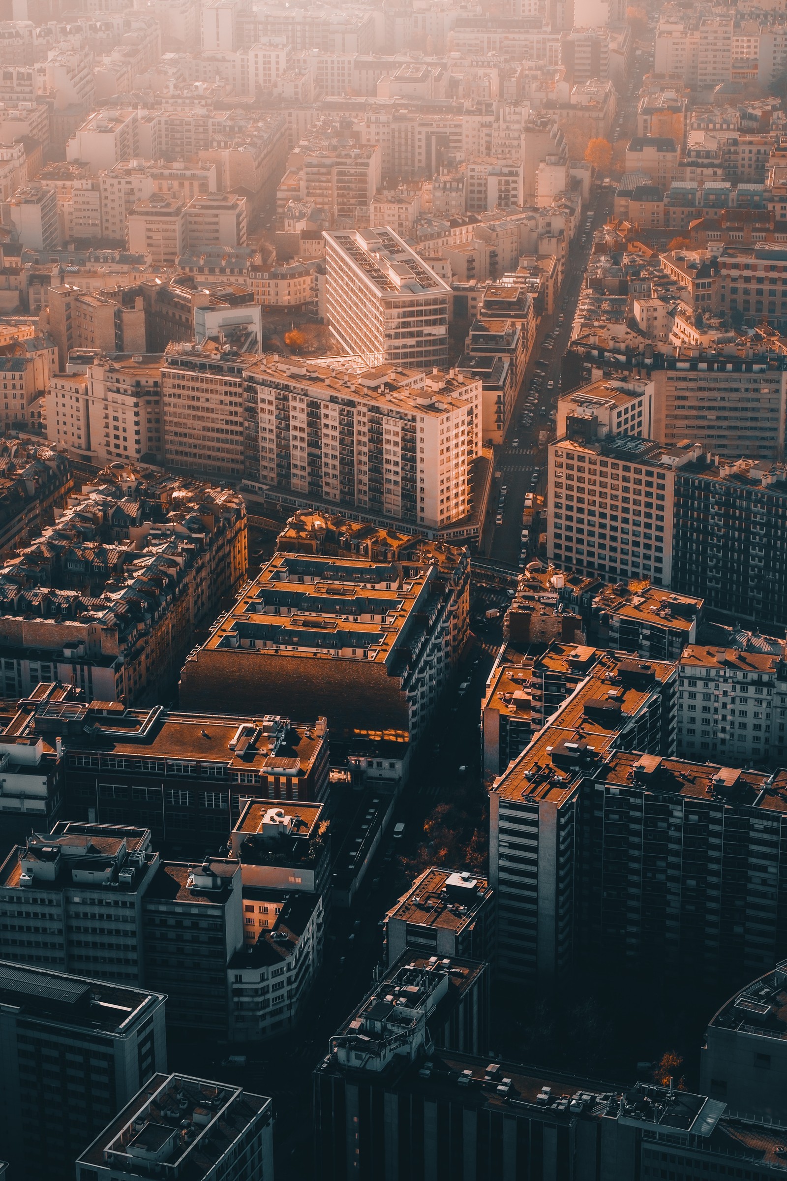 Vista panorámica de una ciudad con edificios altos y una calle (paisaje urbano, metrópolis, torre, ciudad, rascacielos)