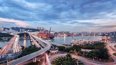 Paisagem urbana dinâmica com ponte e marina ao pôr do sol