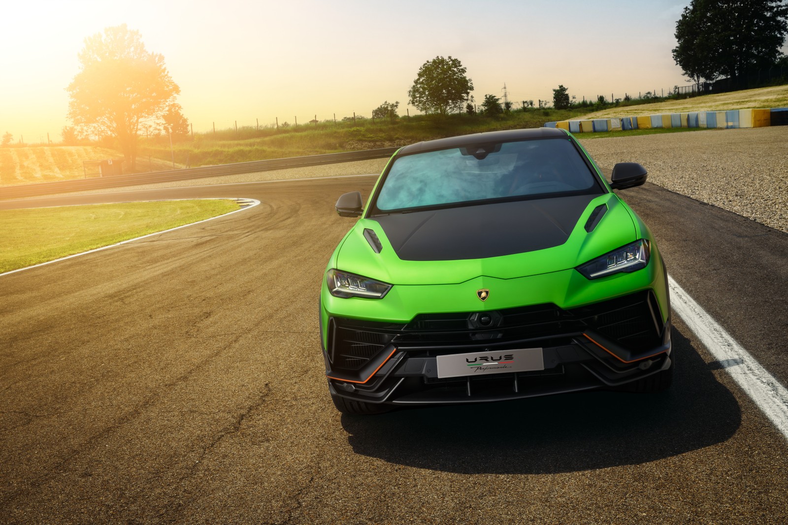 Ламборгини урус на трассе (lamborghini urus performante essenza scv12, суперкар, гоночная трасса, 2023, 5k)