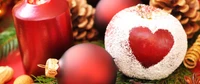 Decoración navideña festiva: manzana en forma de corazón y adornos