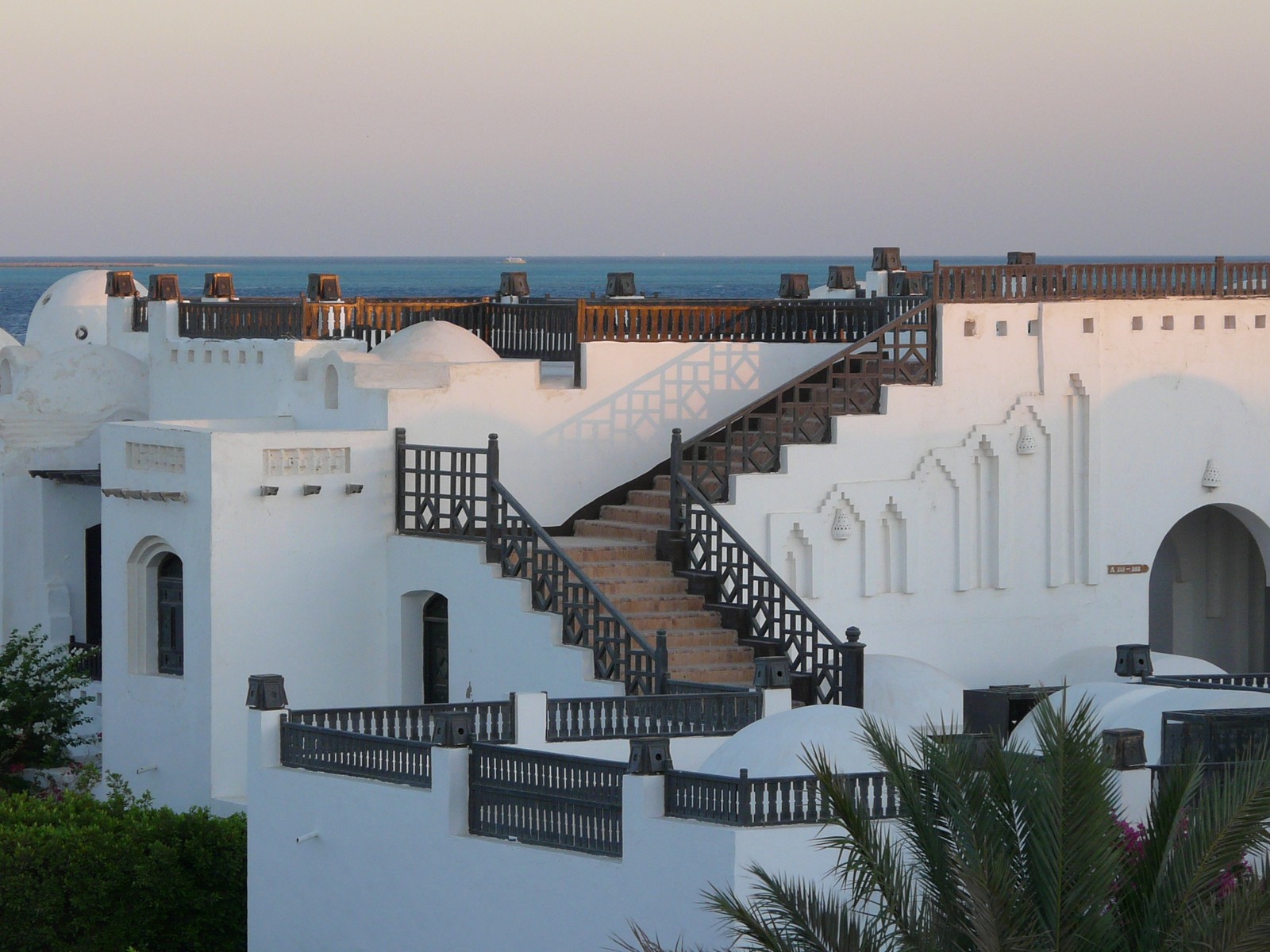 Un bâtiment blanc avec un escalier et un balcon (hurghada, station, propriété, bâtiment, façade)