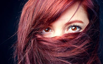 Retrato cativante de uma beleza ruiva com olhos castanhos marcantes