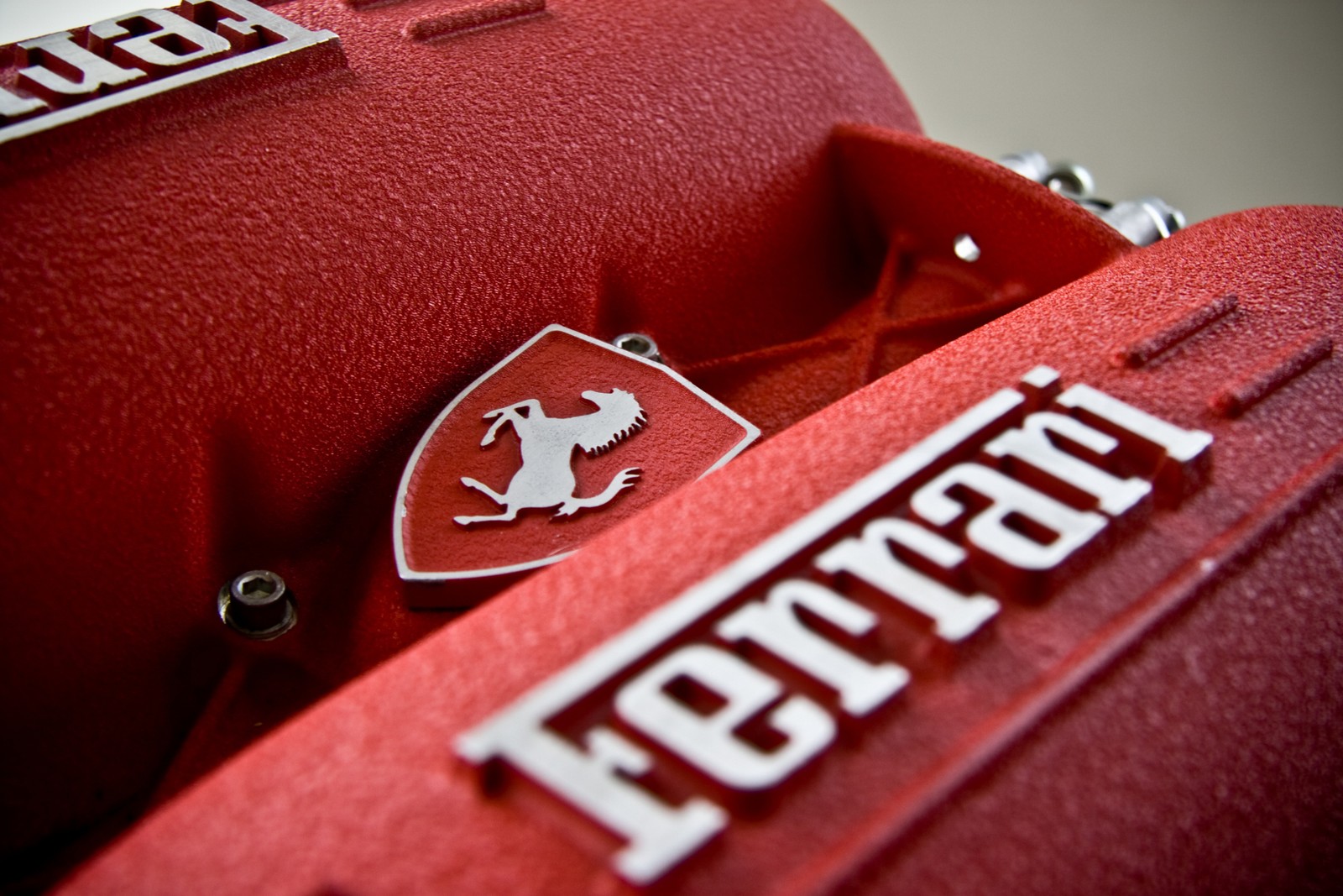 Ferrari-emblem auf einer roten reisetasche mit ferrari-logo (ferrari f430, rot, marke, logo, lamborghini)