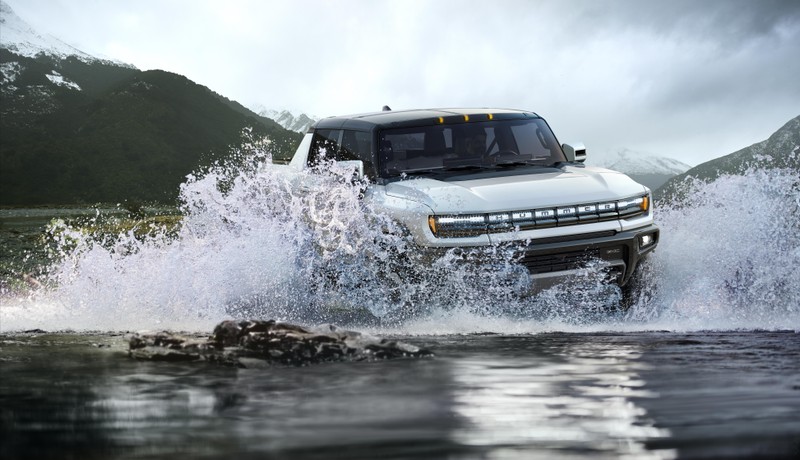 Грузовик едет через реку с брызгами воды (gmc hummer ev, внедорожный, электрические грузовики, 2022, 5k)