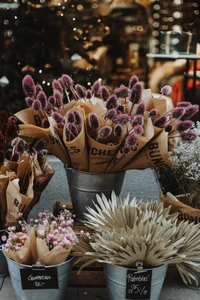 Charmante Blumensträuße in rustikalen Behältern