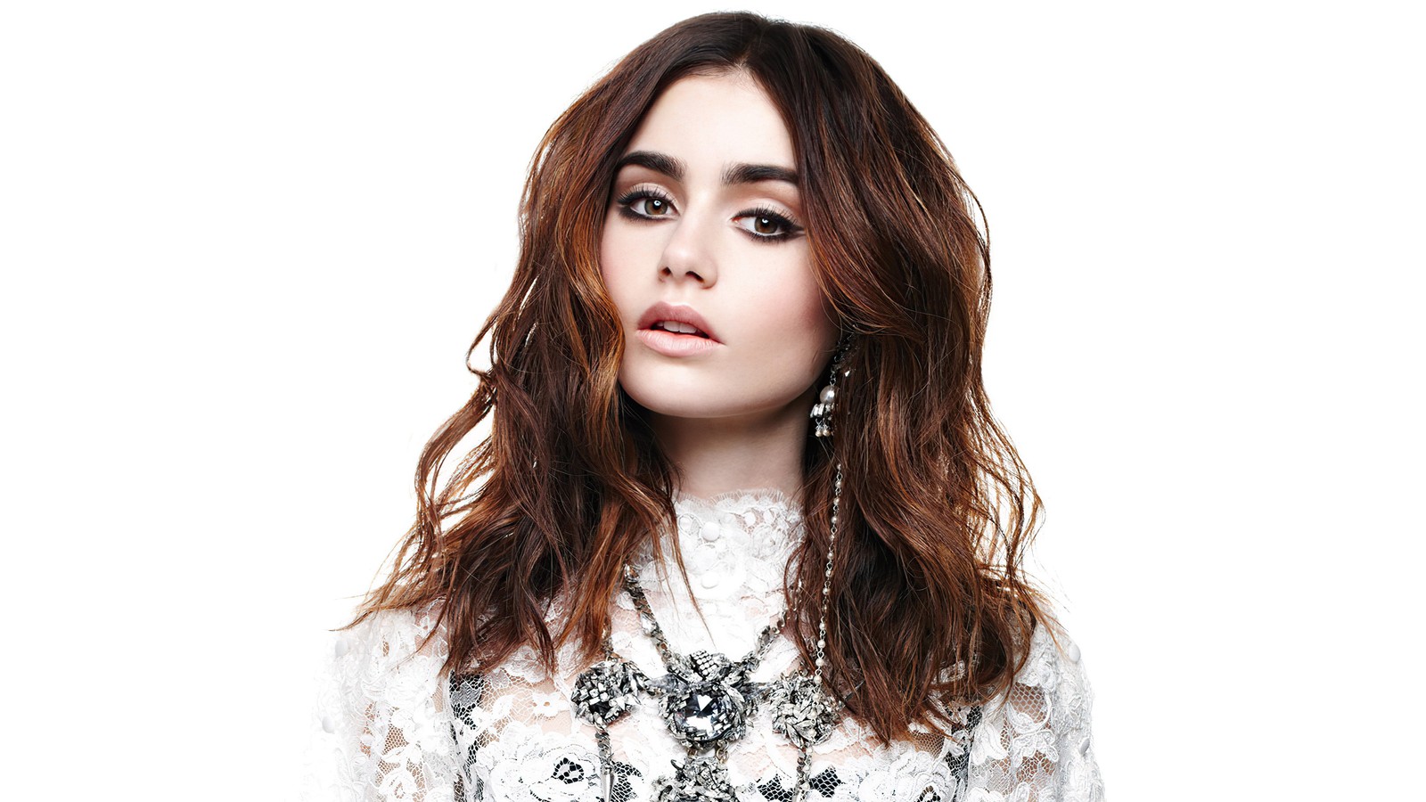 Gros plan d'une femme avec de longs cheveux portant une robe blanche (lily collins, beau, séance photo, actrice, femmes)