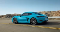 Porsche Cayman azul vibrante en la carretera abierta