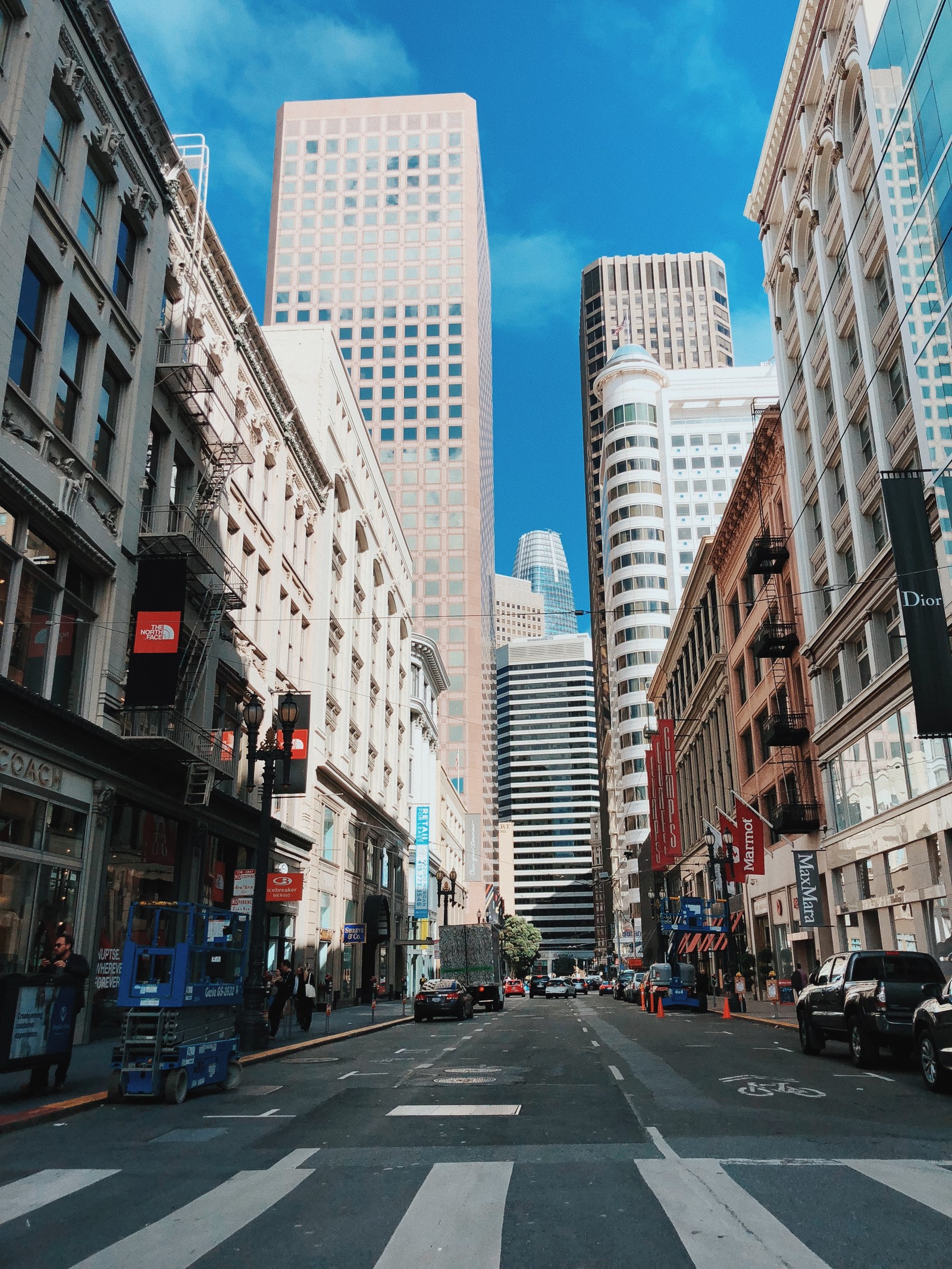 Una calle con coches y edificios a ambos lados (nueva york, new york city, ventana, camino, bloque de torre)