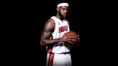 LeBron James in Miami Heat Uniform mit Basketball vor schwarzem Hintergrund