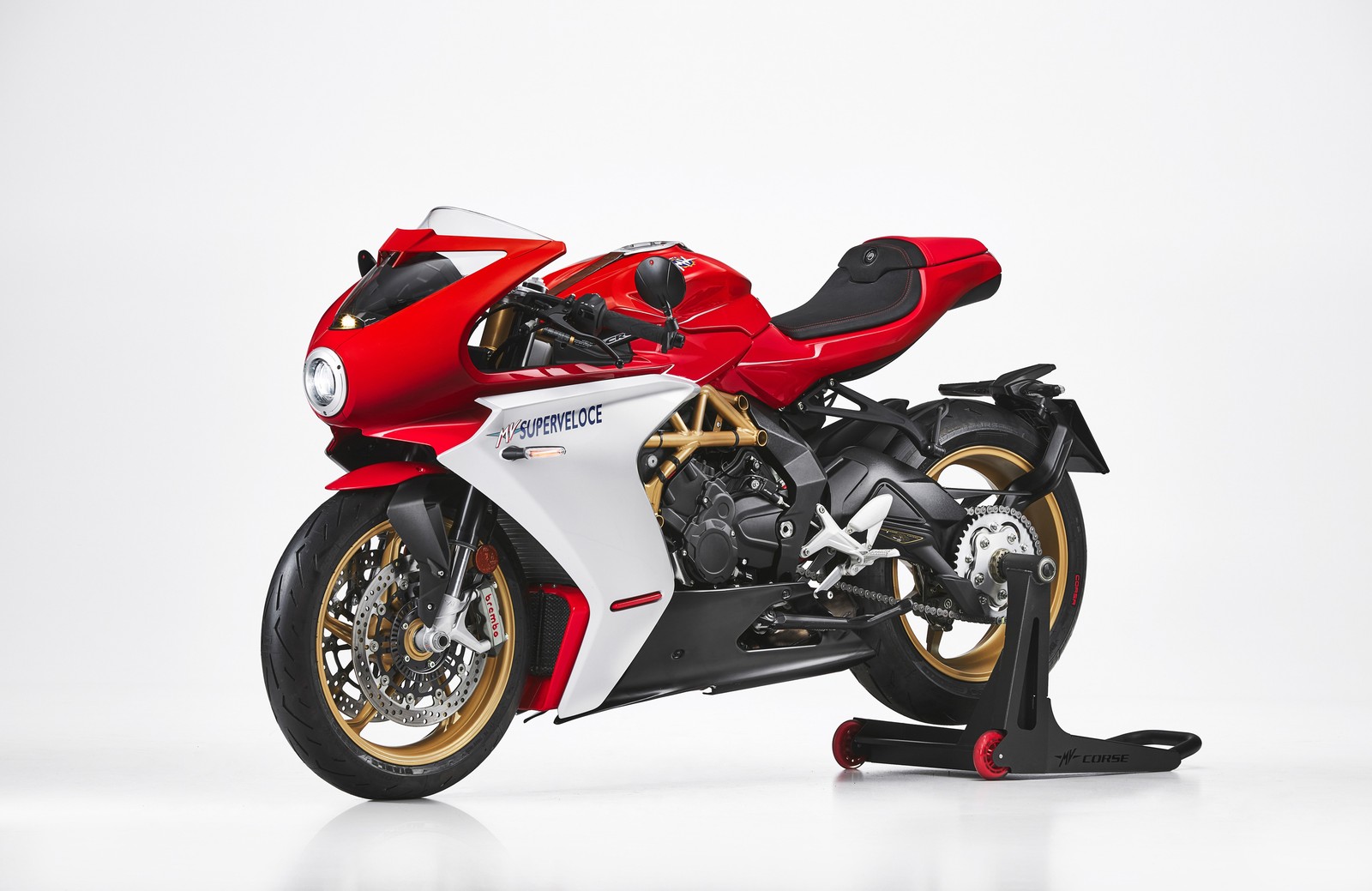 Крупный план красного и белого мотоцикла на белой поверхности (mv agusta superveloce, итальянский, 2021, белый фон, велосипеды)