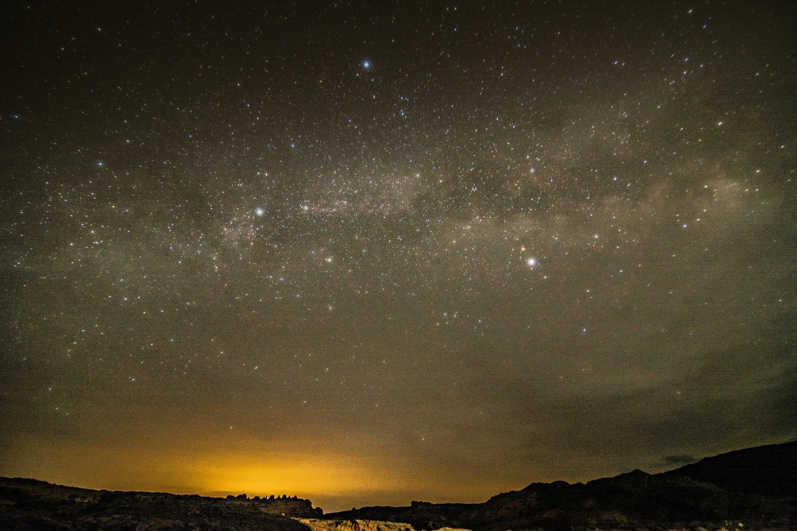 Araffes e a via láctea brilham intensamente no céu noturno (estrela, noite, nuvem, horizonte, atmosfera)