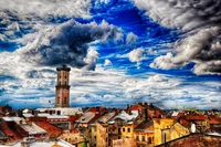 Céu nublado sobre a icônica torre de Lviv