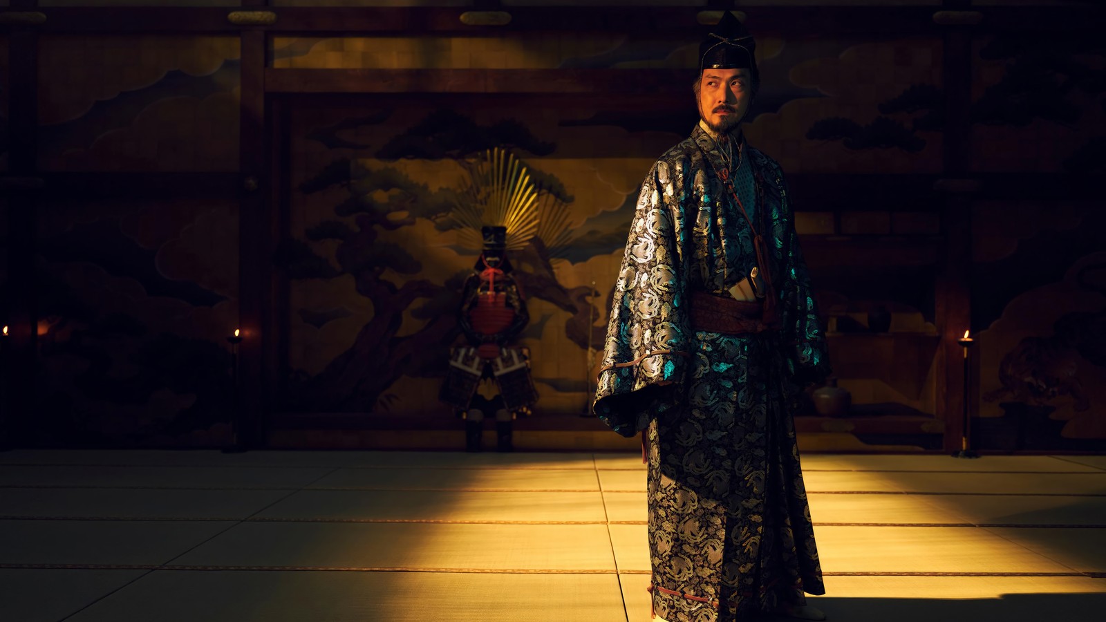 Una imagen de un hombre árabe en un kimono de pie en una habitación (serie shogun, series de televisión, takehiro hira, ishido kazunari)