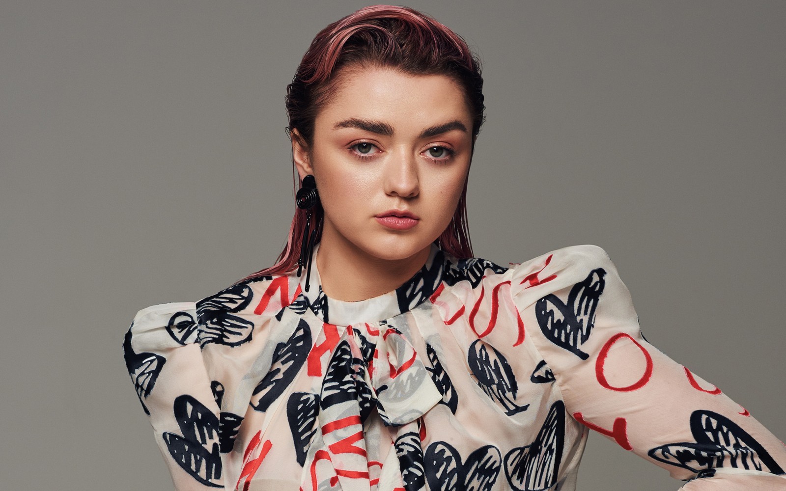 Une femme avec des cheveux rouges et un chemisier blanc avec des designs noirs et rouges (maisie williams, actrice anglaise, portrait, gens, fond décran 4k)