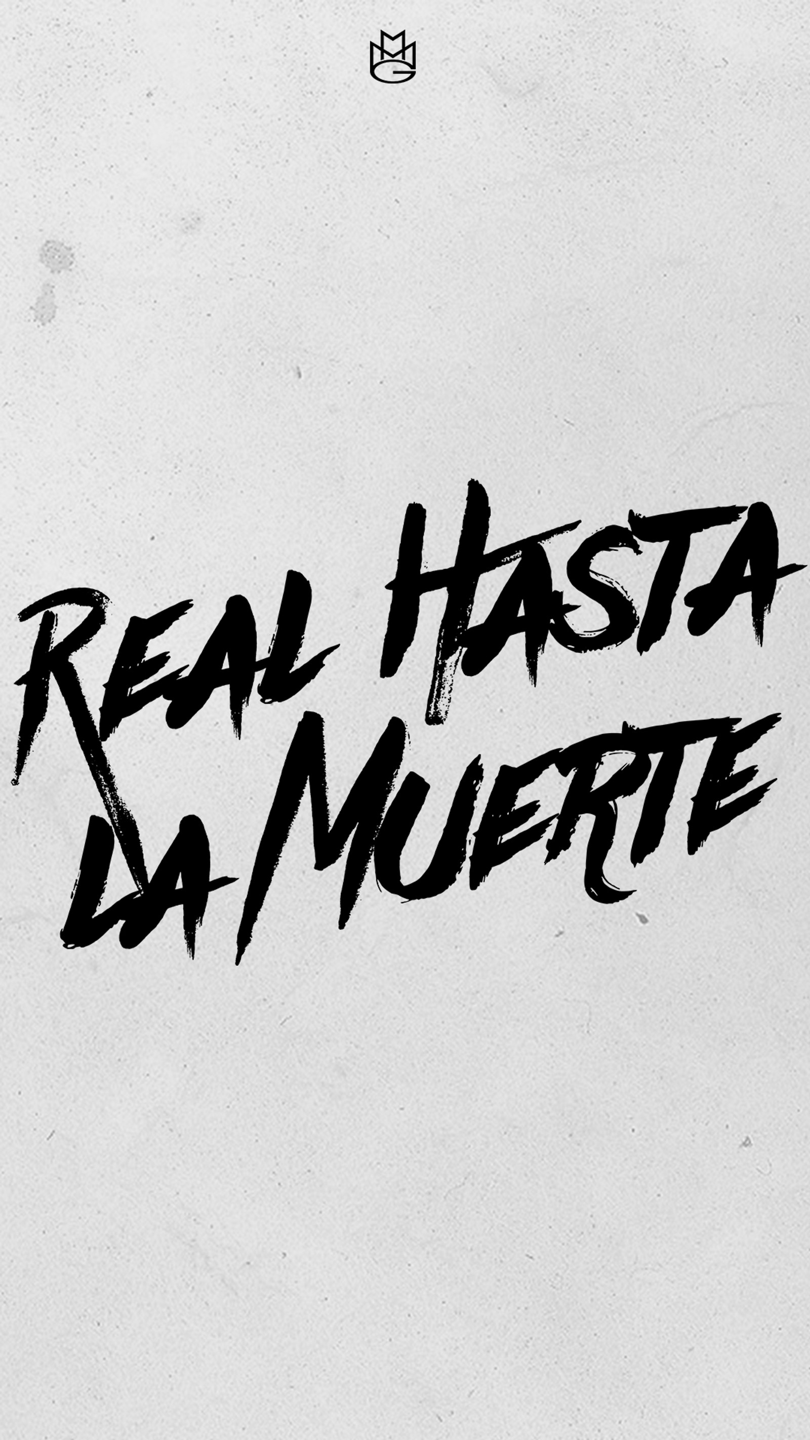 Un primer plano de una pared blanca con un texto en blanco y negro (anuel, música, real)