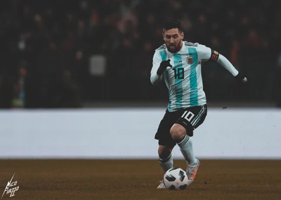 Lionel Messi regateando el balón durante un partido de la Copa Mundial de la FIFA, representando a Argentina en 2018.