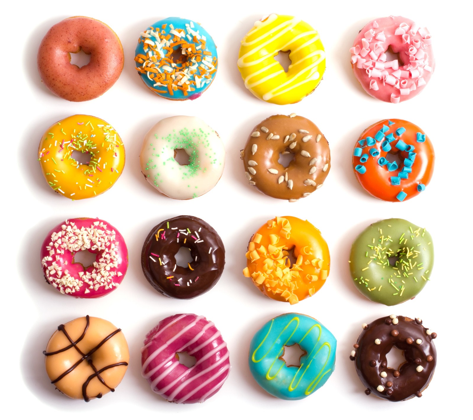 Un primer plano de varios donuts de diferentes colores sobre una superficie blanca (colorido, postre, donas, glaseado, dulce)