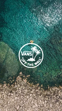 Logo de Vans 'Off the Wall' con vista a una serena playa de laguna, 2018