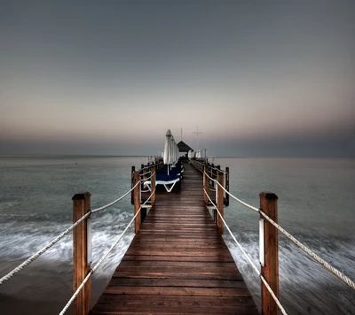 Serene Pier bei Dämmerung: Ein ruhiger Rückzugsort