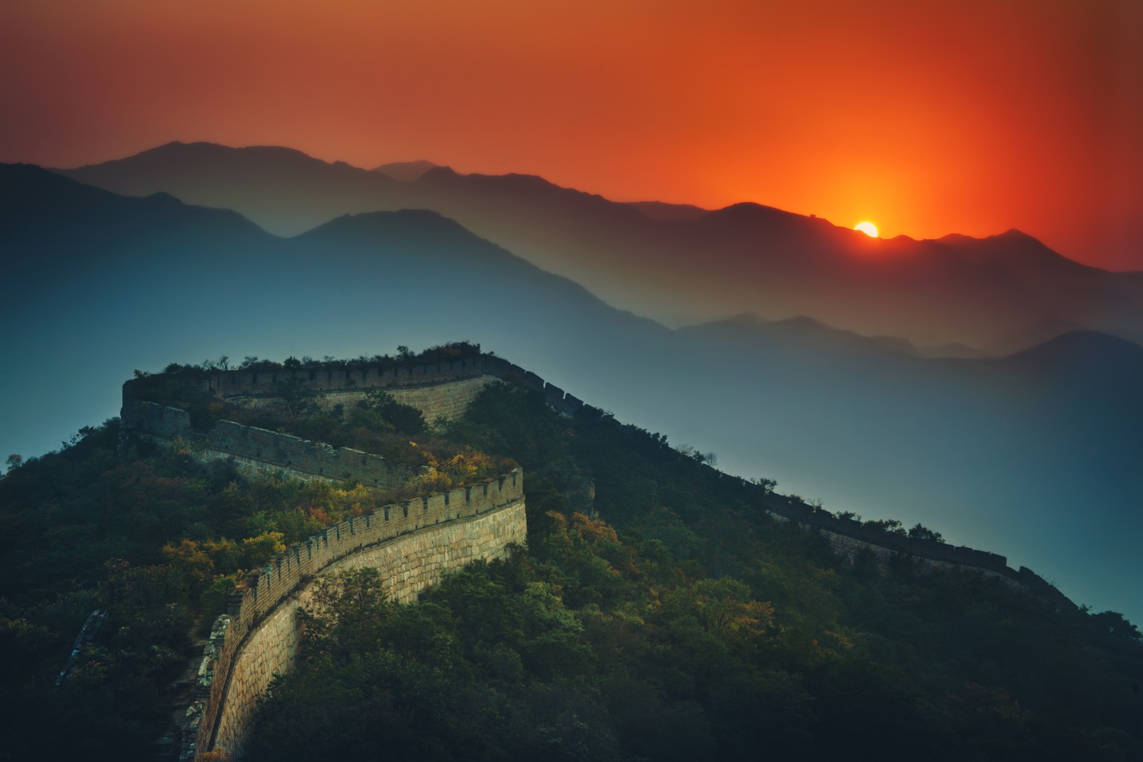 La grande muraille de chine au coucher du soleil (grande muraille de chine, coucher de soleil, ciel orange, montagnes, pékin)