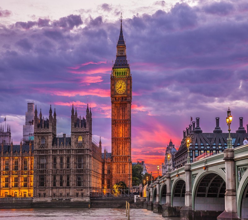 Вид на башню с часами на расстоянии с мостом на переднем плане (биг бен, big ben, лондон, london)