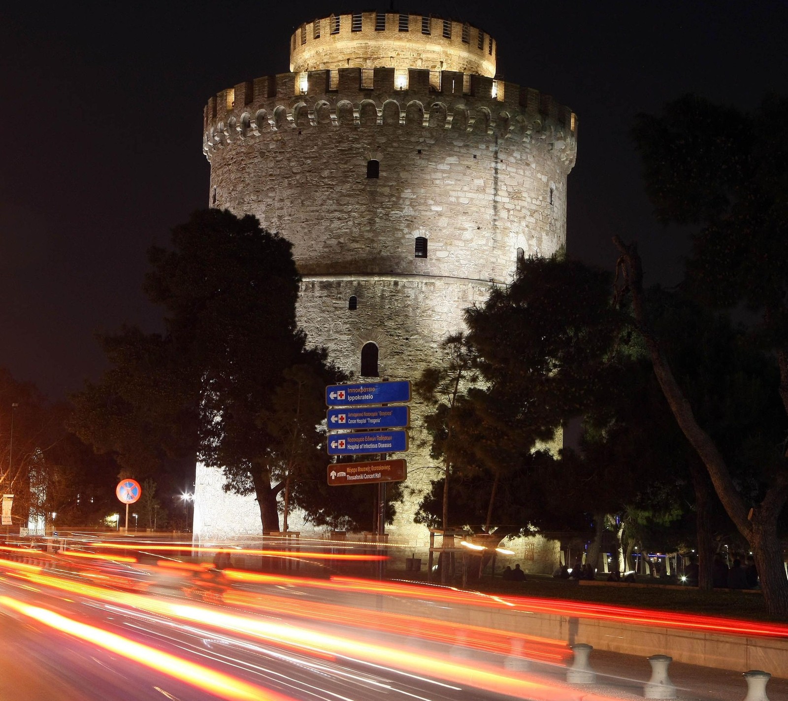 Visão aérea de uma rua da cidade com uma torre ao fundo (grécia, salónica, thessaloniki)